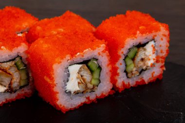 Somon ve sebzeler ile lezzetli California ayarla