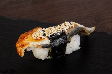 Lezzetli susam suşi algler tarafından bağlı