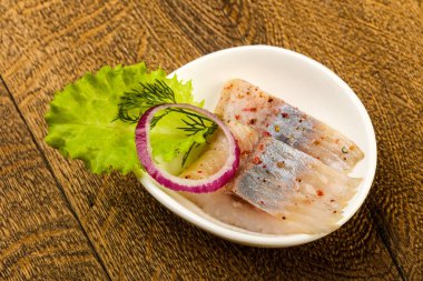 Ringa balığı filetosu dereotu ve soğan dilimlenmiş