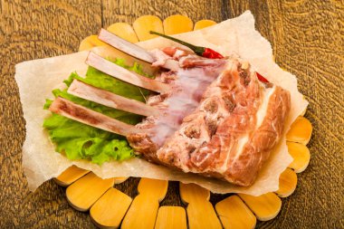 Ham kuzu kaburga ile biber yemek pişirmek için hazır