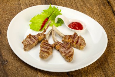 Salata yaprakları servis domates soslu kuzu ızgara