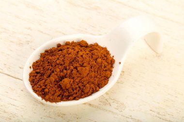 Kase ahşap arka plan üzerinde toz kakao