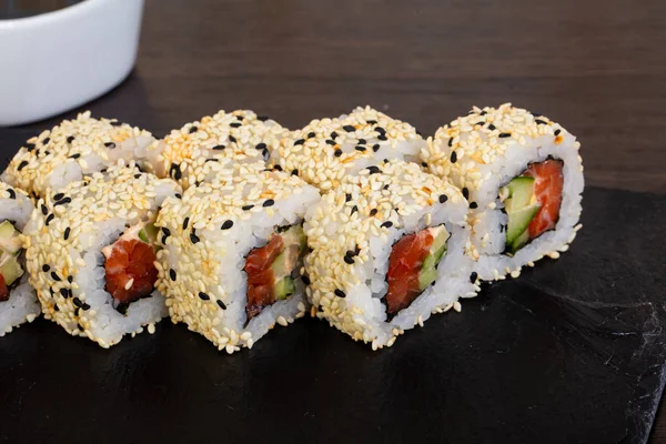 Delicioso Rollo Sushi Con Cubierta Sésamo — Foto de Stock
