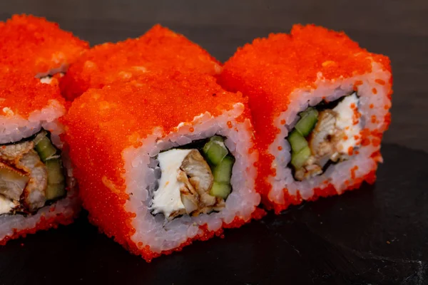 Somon ve sebzeler ile lezzetli California ayarla