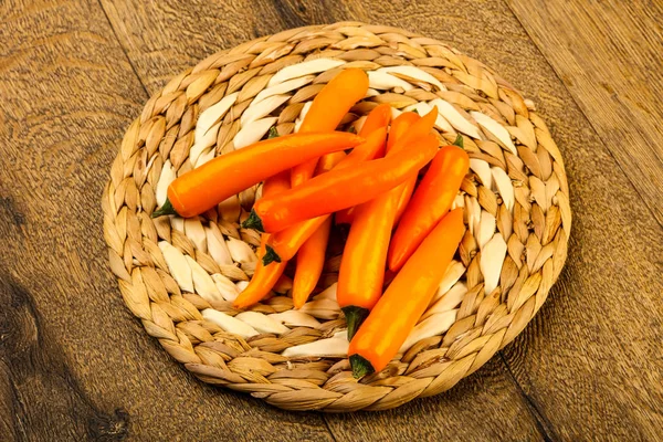 Caldo Mucchio Pepe Giallo Sopra Sfondo Legno — Foto Stock