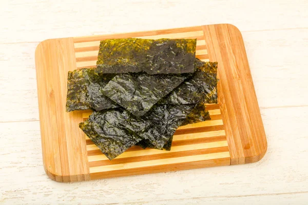 Ahşap arka plan üzerinde fiş gevrek Nori yaprak