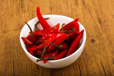 Arka plan üzerinde kırmızı biber biber turşusu