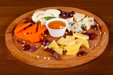 Peynir tabağı ile bal ve sedir fındık