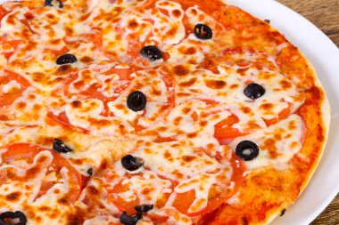 Margarita pizza zeytin, domates ve peynir ile