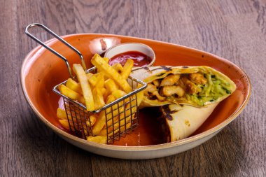 Domuz eti Burrito Fransız patates ile