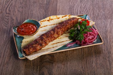 Domuz kebap et sosu ve ekmek ile