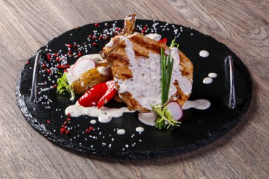 Peynir soslu domuz eti sebze devam eder.