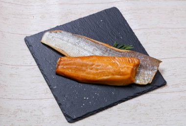 Baharat ile tuzlu beyaz balık füme