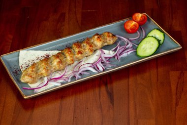 Tavuk kebabı soğan ve beyaz ekmek