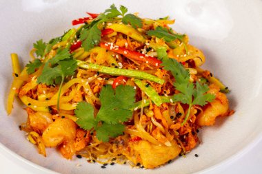 Pirinç noodle ile tavuk ve karides