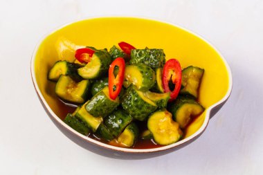 Asya kase içinde salatalık Marine