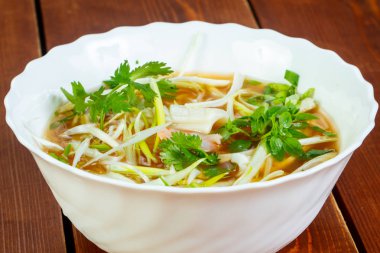 Soğuk Vietnam tavuk çorbası Bun Ga