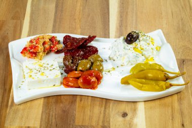 Dzadziki ile Yunan geleneksel meze