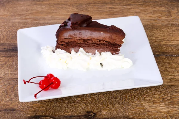 Schokoladenkuchen Mit Sahne Und Kirsche — Stockfoto