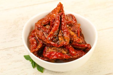 Fesleğen yapraklı kuru domates.