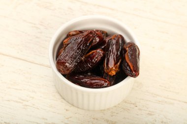 Meyve kabında tatlı hurmalar.
