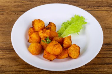 Otlu fırında patates.