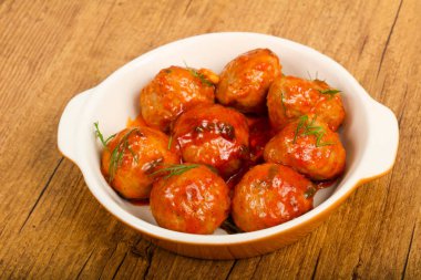 Dereotu, domates soslu köfte servis