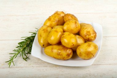 Otlu çiğ patates.