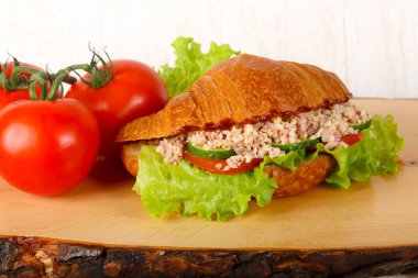 Kıyılmış et ile kruvasan