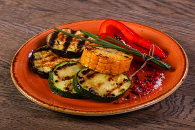 Izgara sebze tabağı karışımı.