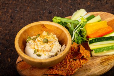 Biber, salatalık ve zuccini ile lezzetli humus