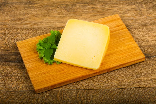 サラダの葉やバジルとパルメザン チーズ — ストック写真