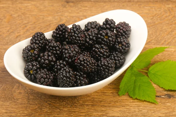 Brombeeren Mit Blatt Über Holzgrund — Stockfoto