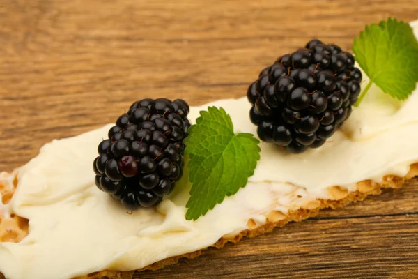 Roti Panggang Dengan Keju Lembut Blackberry Dan Daun — Stok Foto