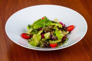 Lezzetli hafif salata marul ve domates ile