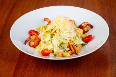 Kızarmış karides lezzetli ceasar salata