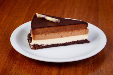 Üç çikolata kek lezzetli parça