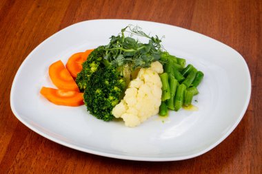 İştah açıcı buğulanmış havuç, brokoli ve pırasa