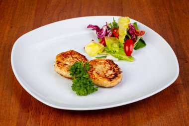 Sebze ile lezzetli kızarmış tavuk köfte