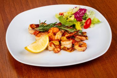 Marul ve limonlu lezzetli kavrulmuş karidesler.