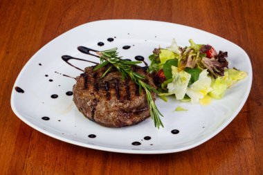 Lezzetli kızarmış sığır eti hissesi salata ile