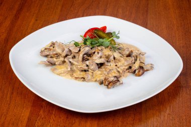 Lezzetli kızarmış Sığır straganof salatası ile