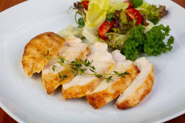 Lezzetli ızgara tavuk göğsü salatası ile