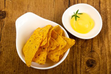 Nacho peynirli sos ile