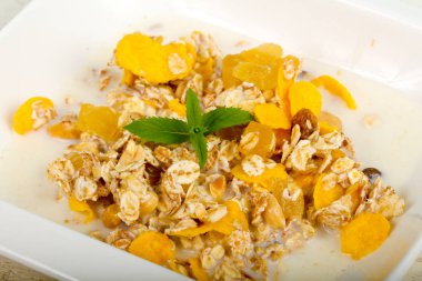 Muz, fındık ve nane ile müsli