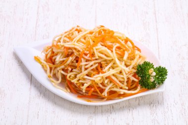 Kabın içinde geleneksel fermente lahana lahana turşusu