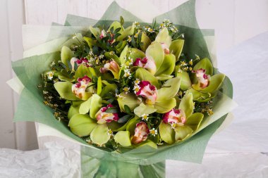 Çeşitli çiçekler ile romantik buket