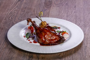 Ördek bacak armut ve sos ile