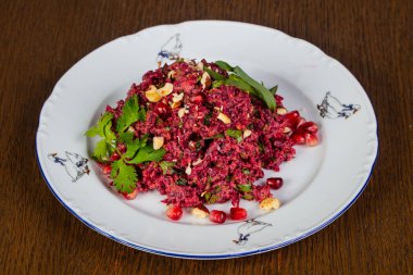 Kişniş yaprakları ile Gürcü pancar salatası