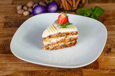 Lezzetli havuçlu kek üstüne çilek ile